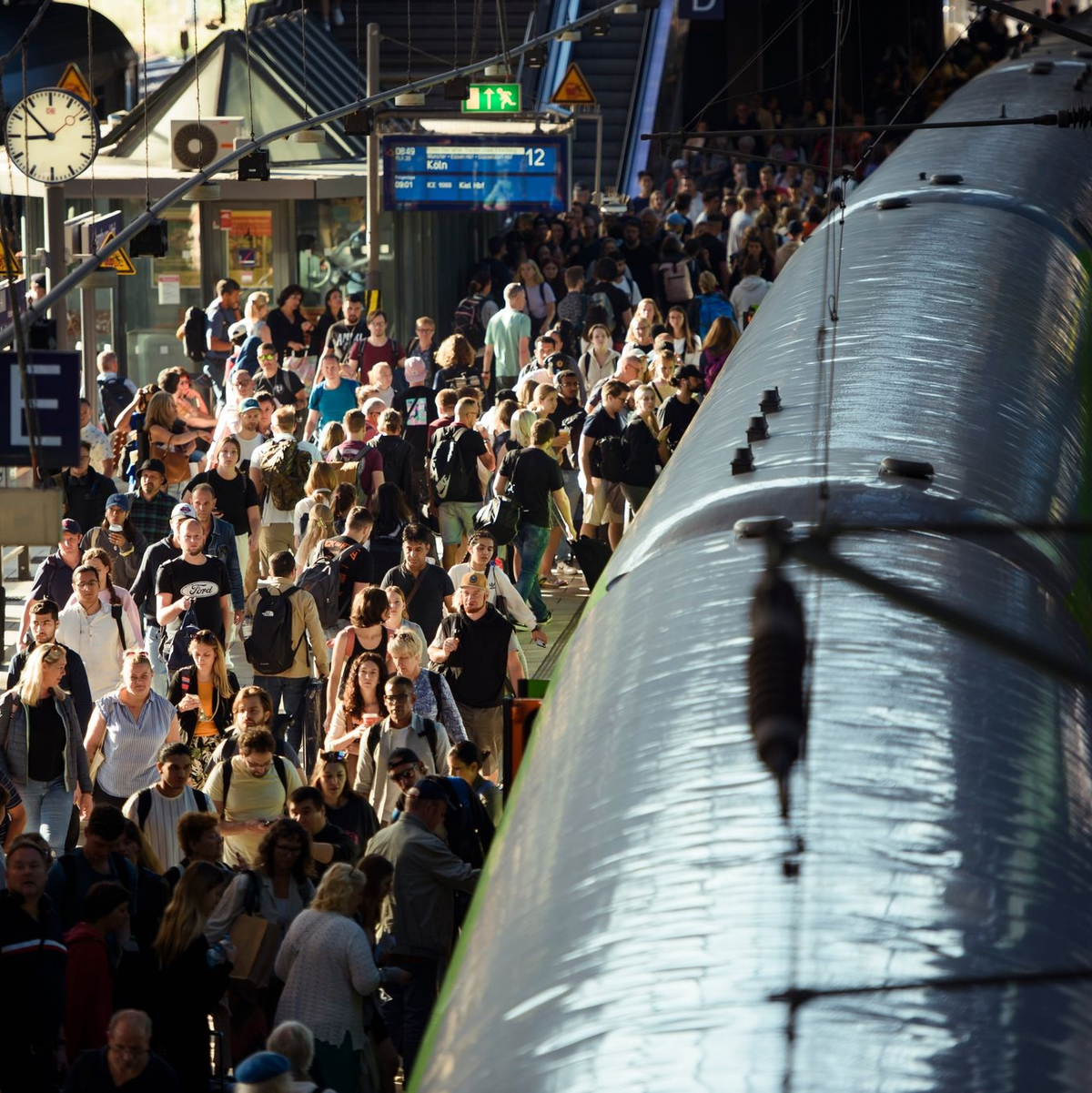Fahrgäste steigen an einem Fernverkehrsbahnsteig auf dem Hamburger Hauptbahnhof in einen Zug nach Köln ein. - Foto: Gregor Fischer/dpa