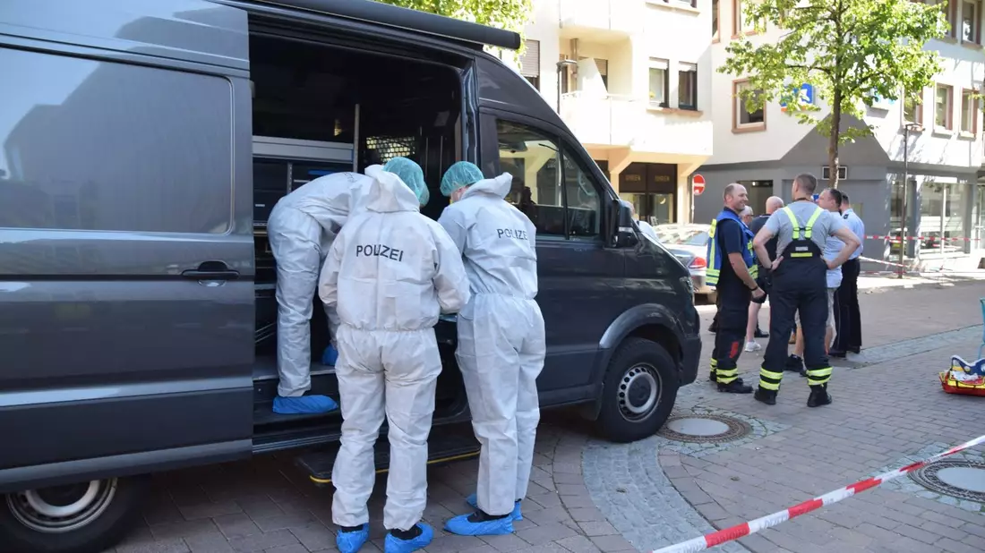 Die Spurensicherung am Tatort in Wiesloch. - Bild: -/Rene Priebe/dpa