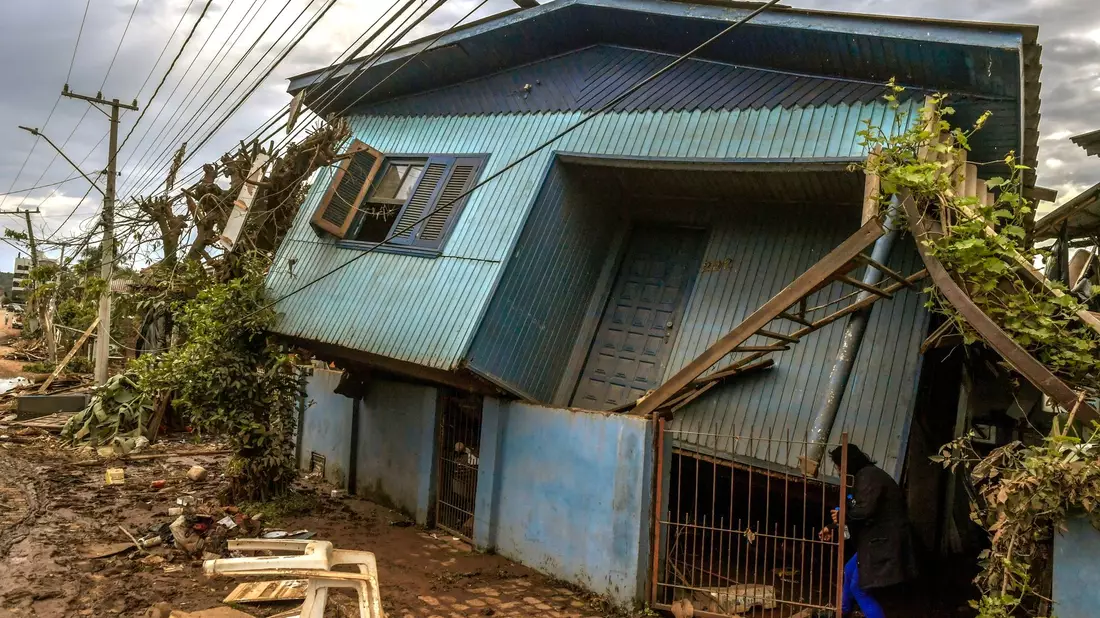 Ein zerstörtes Haus: Die Zahl der Toten ist nach den schweren Unwettern im Süden Brasiliens  weiter gestiegen. - Bild: Wesley Santos/AP