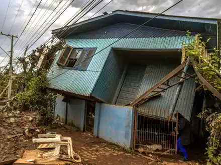 Ein zerstörtes Haus: Die Zahl der Toten ist nach den schweren Unwettern im Süden Brasiliens  weiter gestiegen. - Foto: Wesley Santos/AP