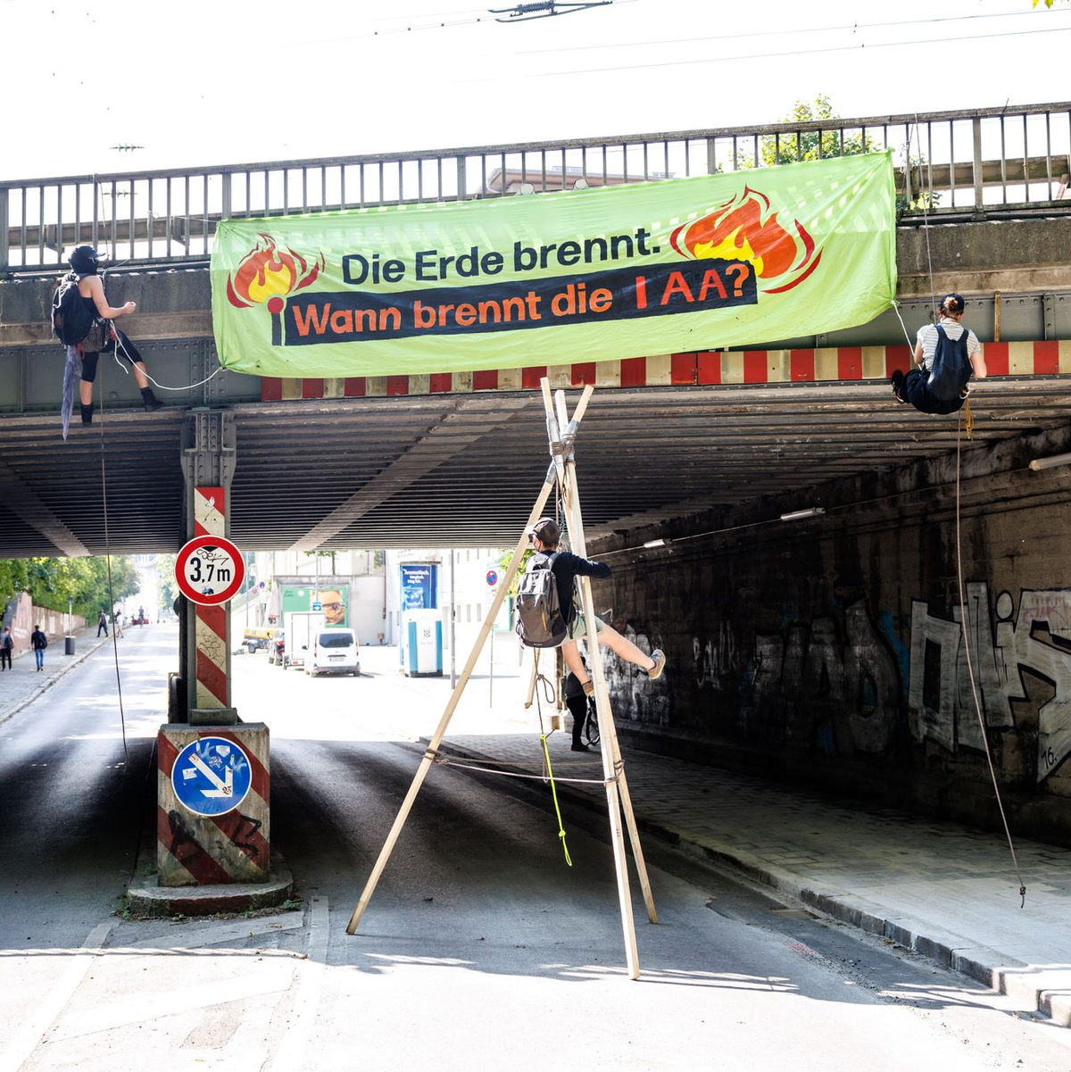 Protestaktion des Bündnis „No Future for IAA“ in München. - Foto: Matthias Balk/dpa