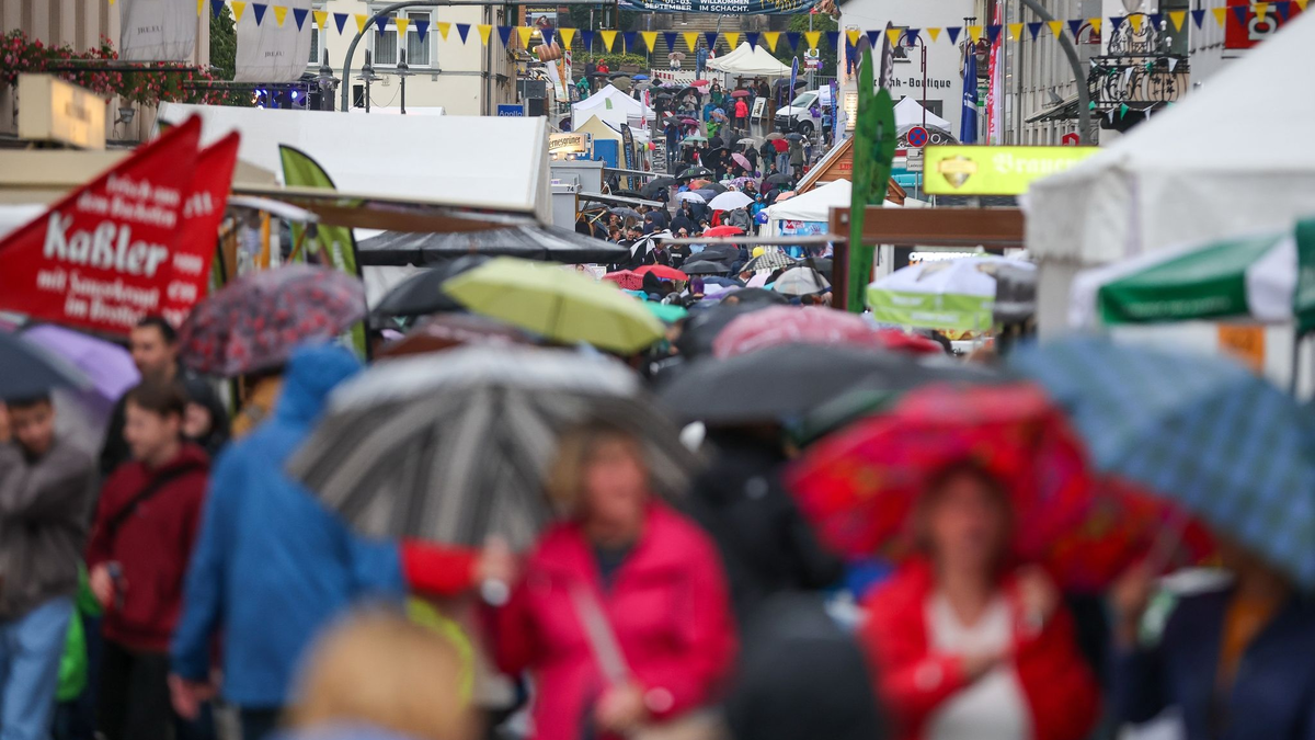 Knapp die Hälfte (46 Prozent) der Befragten in eine Erhebung des Umfrageinstituts Forsa glaubt, in zehn Jahren etwas oder deutlich schlechter zu leben als heute. - Foto: Jan Woitas/dpa