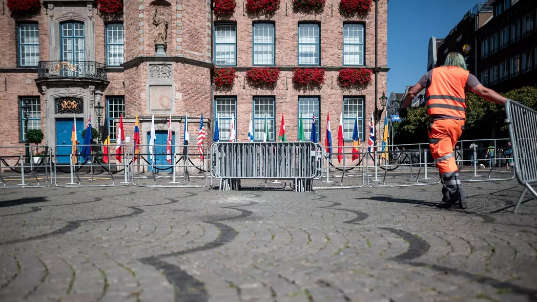 Absperrgitter werden vor dem Rathaus kurz vor dem Besuch von Prinz Harry anlässlich der Eröffnung der 6. Invictus Games aufgestellt. - Bild: Fabian Strauch/dpa