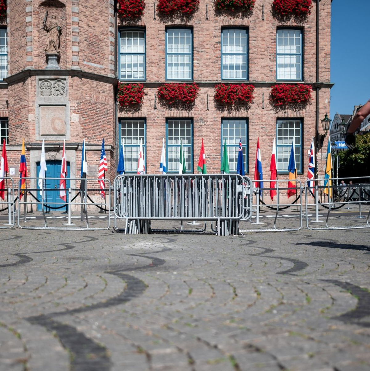 Absperrgitter werden vor dem Rathaus kurz vor dem Besuch von Prinz Harry anlässlich der Eröffnung der 6. Invictus Games aufgestellt. - Foto: Fabian Strauch/dpa