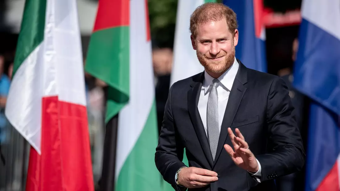 Prinz Harry (l) kommt mit Düsseldorfs Oberbürgermeister Stephan Keller (CDU, 2.v.r.) und Bundesverteidigungsminister Boris Pistorius (SPD) zur Eröffnung der 6. Invictus Games am Rathaus. - Bild: Fabian Strauch/dpa