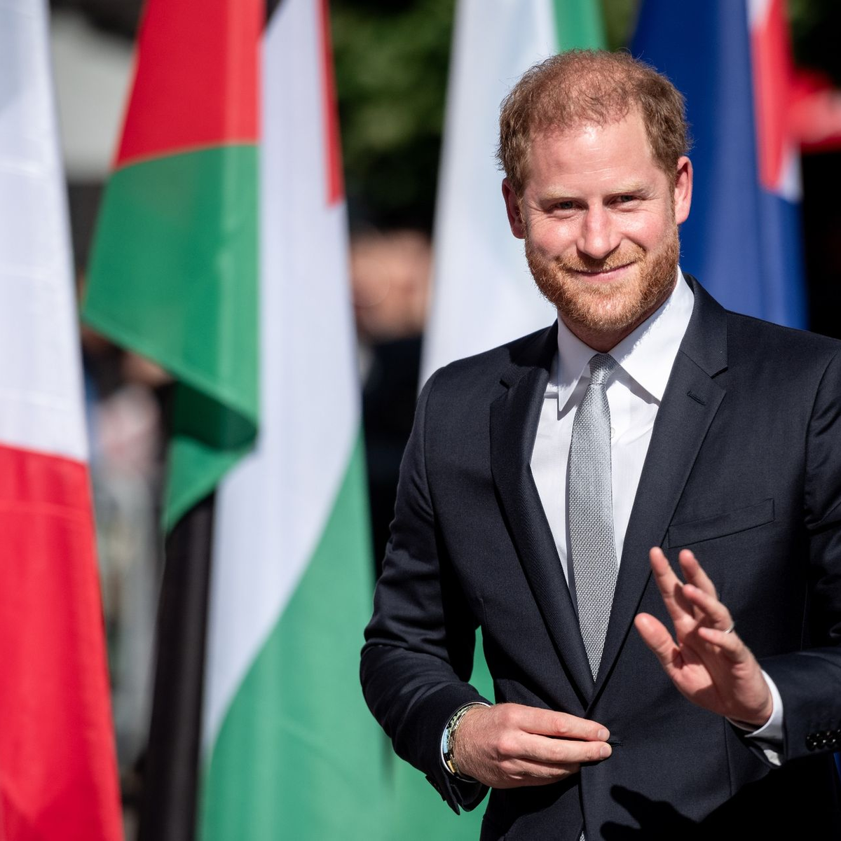 Prinz Harry (l) kommt mit Düsseldorfs Oberbürgermeister Stephan Keller (CDU, 2.v.r.) und Bundesverteidigungsminister Boris Pistorius (SPD) zur Eröffnung der 6. Invictus Games am Rathaus. - Foto: Fabian Strauch/dpa