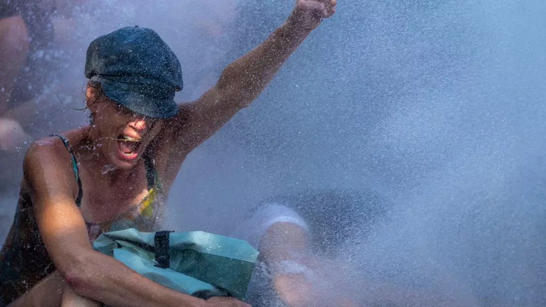 Eine Aktivistin während des Klimaprotests, organisiert von der Umweltschutzbewegung Extinction Rebellion. - Bild: Peter Dejong/AP/dpa