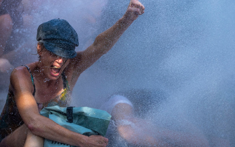 Eine Aktivistin während des Klimaprotests, organisiert von der Umweltschutzbewegung Extinction Rebellion. - Foto: Peter Dejong/AP/dpa