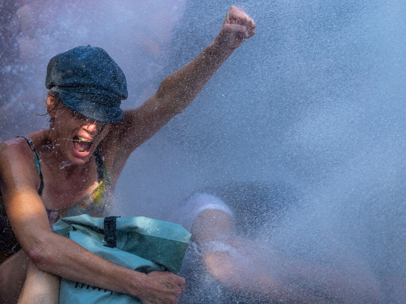 Eine Aktivistin während des Klimaprotests, organisiert von der Umweltschutzbewegung Extinction Rebellion. - Foto: Peter Dejong/AP/dpa