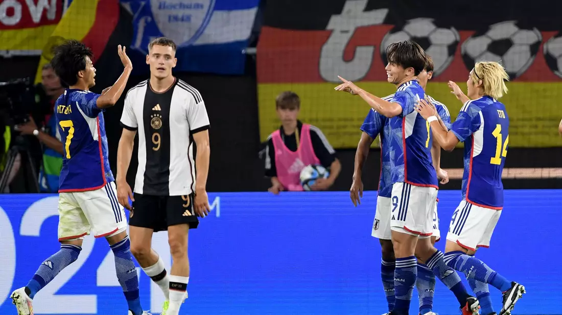 Die Japaner feiern den 4:1-Sieg gegen die DFB-Elf. - Bild: Swen Pförtner/dpa
