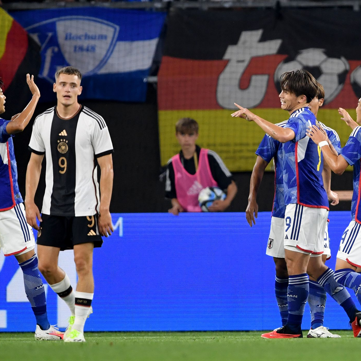 Die Japaner feiern den 4:1-Sieg gegen die DFB-Elf. - Foto: Swen Pförtner/dpa
