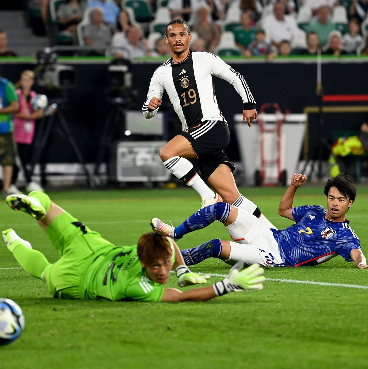 Leroy Sané (M) erzielt das Tor zum zwischenzeitlichen 1:1-Ausgleich. - Foto: Swen Pförtner/dpa