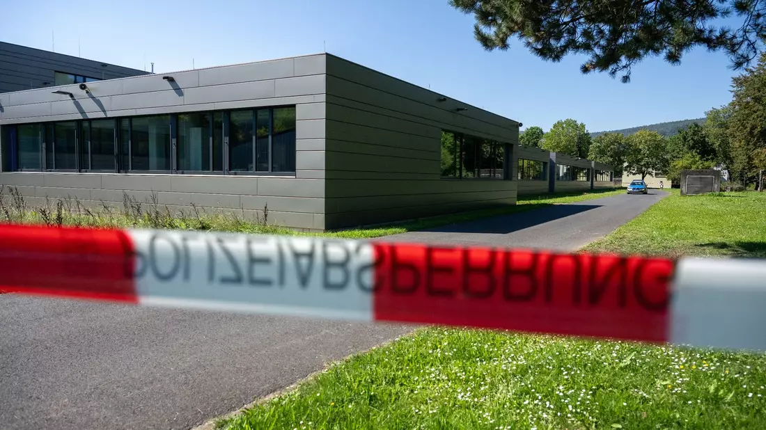 Die Polizei hatte am Freitagnachmittag in einer kleinen Grünanlage neben dem Schulzentrum den leblosen 14 Jahre alten Jugendlichen gefunden. - Bild: Pia Bayer/dpa