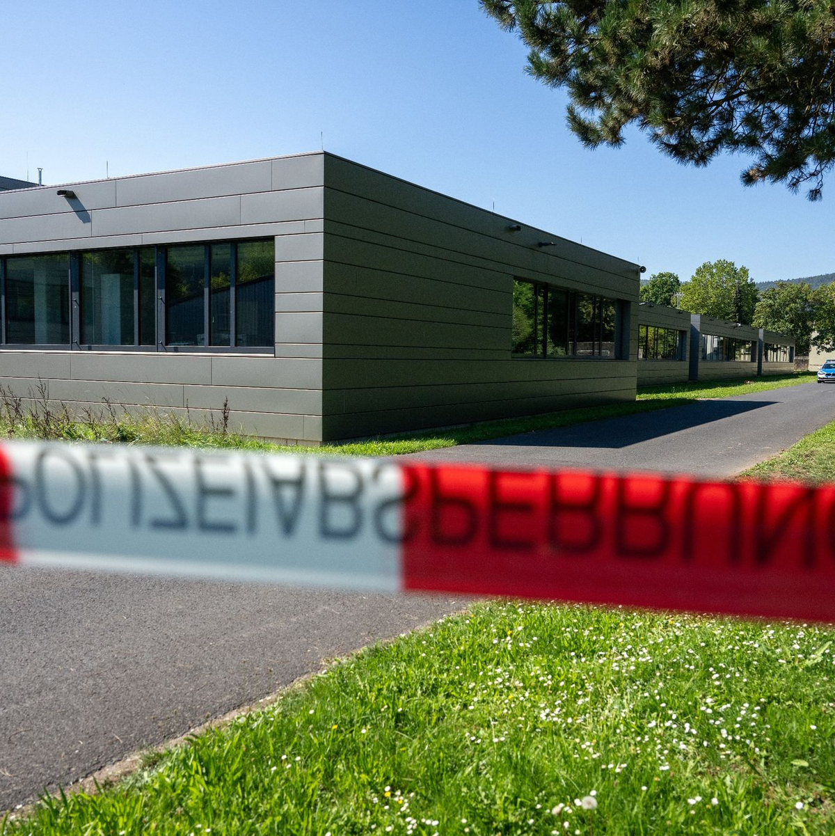 Die Polizei hatte am Freitagnachmittag in einer kleinen Grünanlage neben dem Schulzentrum den leblosen 14 Jahre alten Jugendlichen gefunden. - Foto: Pia Bayer/dpa