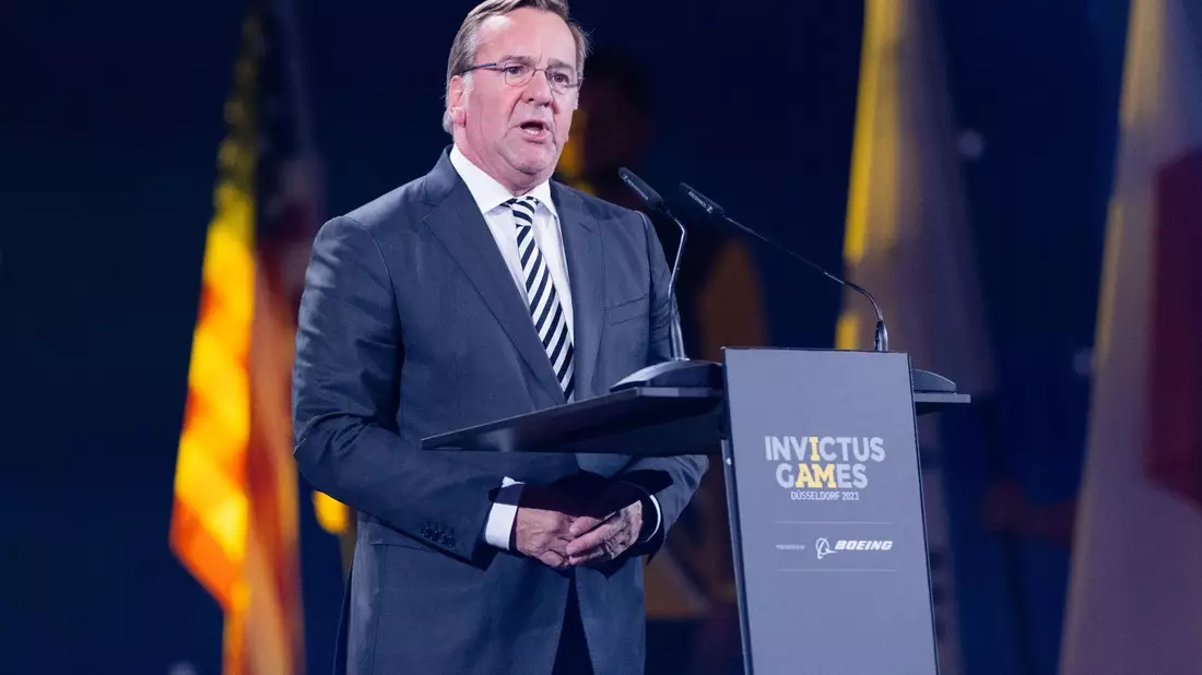 Bundesverteidigungsminister Boris Pistorius (SPD) spricht bei der Eröffnung der 6. Invictus Games in Düsseldorf. - Bild: Rolf Vennenbernd/dpa