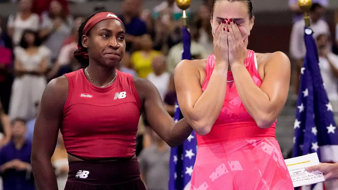 Coco Gauff legt tröstend ihre Hand auf die Schulter von Aryna Sabalenka. - Bild: Frank Franklin II/AP