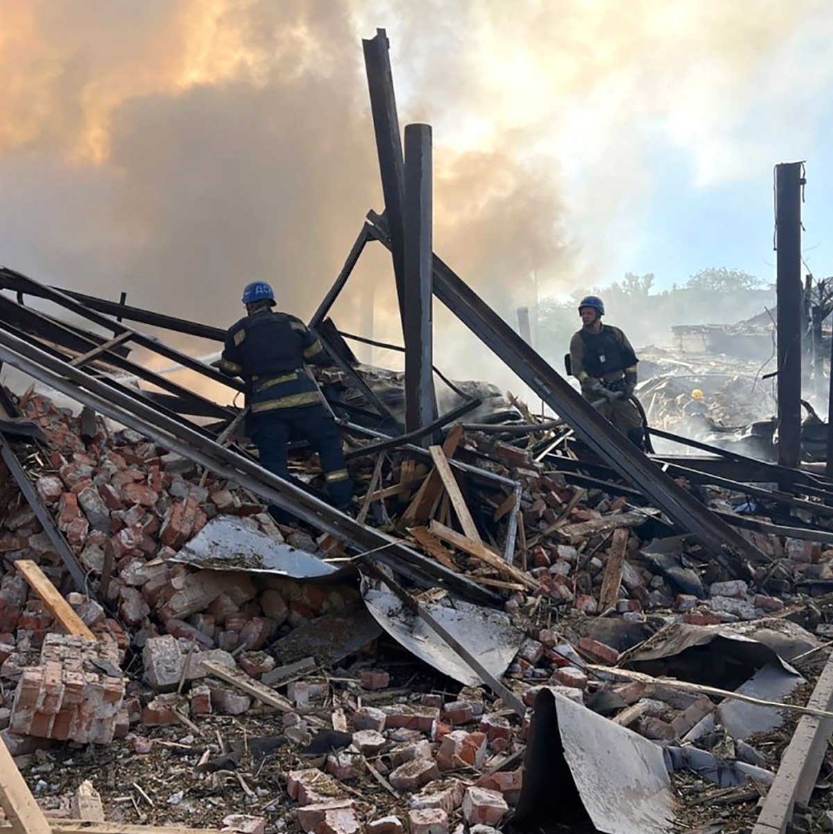 Rettungskräfte arbeiten in Krywyj Rih nach einem Angriff daran, einen Brand zu löschen. - Foto: Uncredited/Ukrainian Emergency Service/AP/dpa