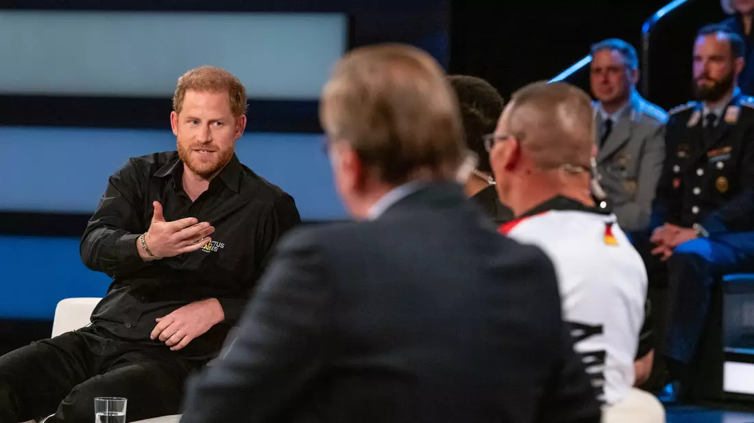 Moderatorin Katrin Müller-Hohenstein mit ihren Gästen im ZDF-«Sportstudio» (v.l.): Prinz Harry, Angelo Anderson, Jens Niemeyer, Boris Pistorius und Sven Voss. - Bild: Ralph Orlowski//ZDF und Ralph Orlowski