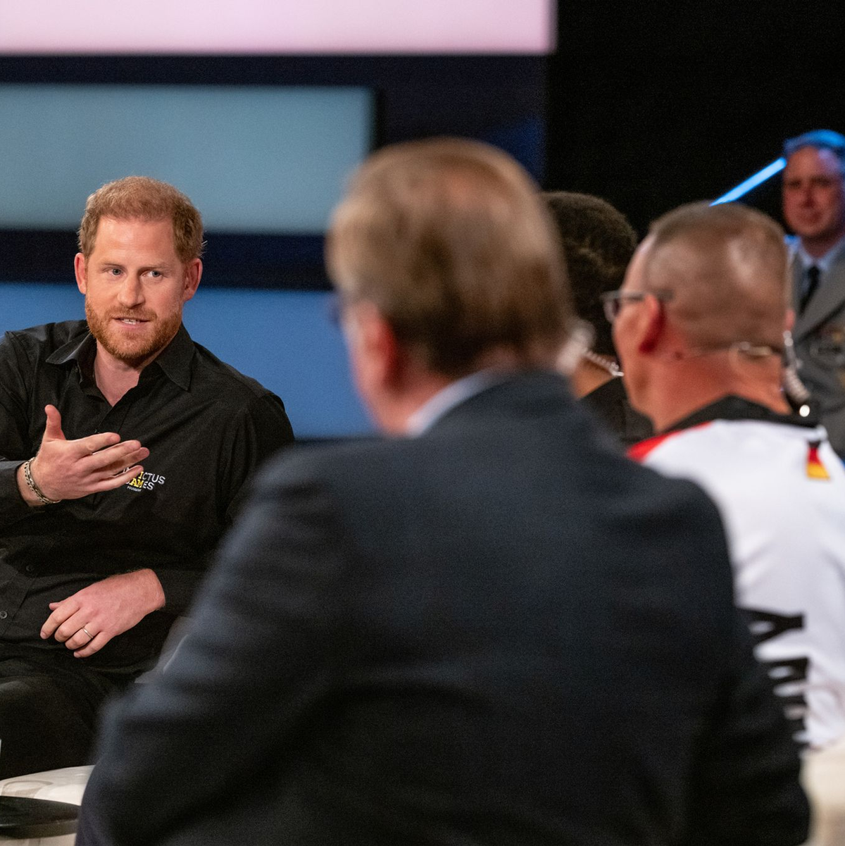 Moderatorin Katrin Müller-Hohenstein mit ihren Gästen im ZDF-«Sportstudio» (v.l.): Prinz Harry, Angelo Anderson, Jens Niemeyer, Boris Pistorius und Sven Voss. - Foto: Ralph Orlowski//ZDF und Ralph Orlowski