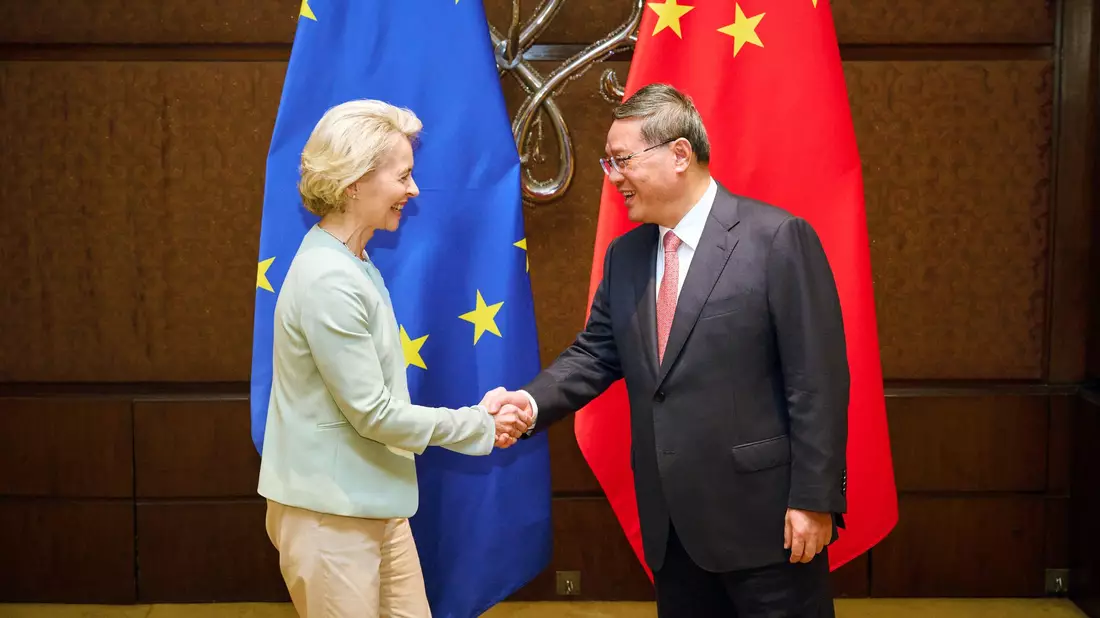 EU-Kommissionspräsidentin Ursula von der Leyen trifft in Neu Delhi Chinas Ministerpräsidenten Li Qiang. - Bild: Dati Bendo/European Commission/dpa