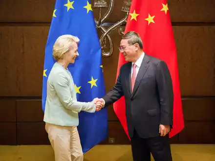 EU-Kommissionspräsidentin Ursula von der Leyen trifft in Neu Delhi Chinas Ministerpräsidenten Li Qiang. - Foto: Dati Bendo/European Commission/dpa