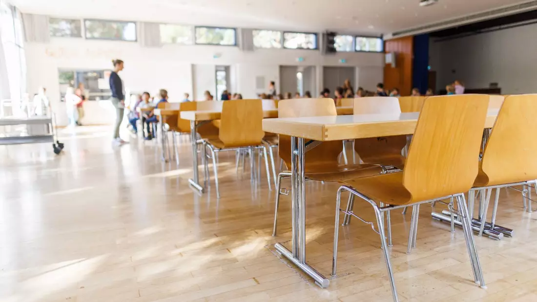 Eine Schulmensa in Freiburg. In städtischen Grundschulen und auch in Kitas gibt es nur noch ein vegetarisches Einheitsmenü. - Bild: Philipp von Ditfurth/dpa