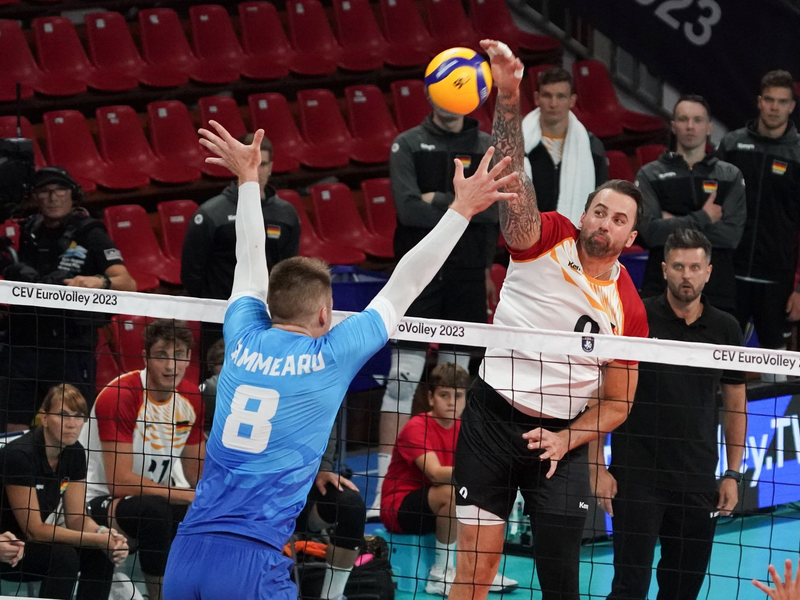 Deutschlands Georg Grozer (hinten) und Estlands Märt Tammearu in Aktion. - Foto: Loris Cerquiglini/LiveMedia/DPPI/dpa