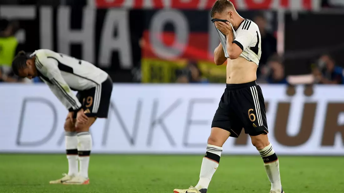 Joshua Kimmich (r) geht nach dem Spiel über Platz. - Bild: Swen Pförtner/dpa