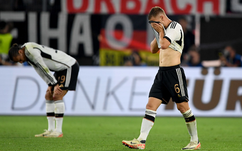 Joshua Kimmich (r) geht nach dem Spiel über Platz. - Foto: Swen Pförtner/dpa