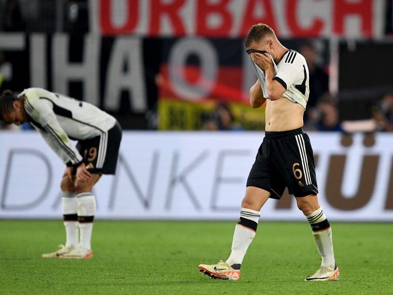 Joshua Kimmich (r) geht nach dem Spiel über Platz. - Foto: Swen Pförtner/dpa