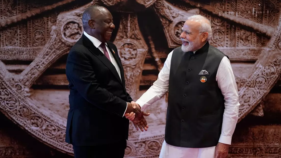 Narendra Modi (r.) begrüßt Cyril Ramaphosa, Präsident von Südafrika, bei seiner Ankunft im Bharat Mandapam Kongresszentrum anlässlich des G20-Gipfels. - Bild: Evan Vucci/AP Pool/AP/dpa