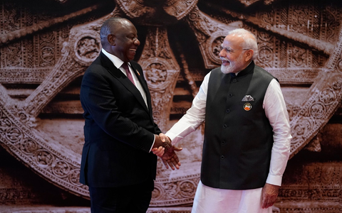 Narendra Modi (r.) begrüßt Cyril Ramaphosa, Präsident von Südafrika, bei seiner Ankunft im Bharat Mandapam Kongresszentrum anlässlich des G20-Gipfels. - Foto: Evan Vucci/AP Pool/AP/dpa