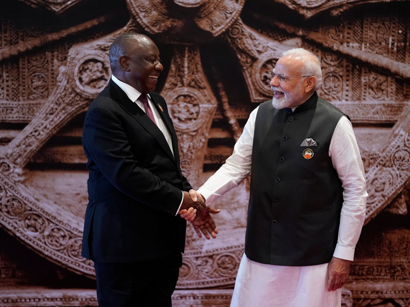 Narendra Modi (r.) begrüßt Cyril Ramaphosa, Präsident von Südafrika, bei seiner Ankunft im Bharat Mandapam Kongresszentrum anlässlich des G20-Gipfels. - Foto: Evan Vucci/AP Pool/AP/dpa