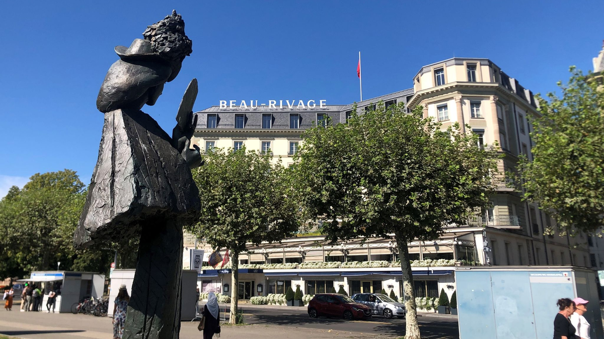 Das Sisi-Denkmal am Ufer des Genfer Sees, wo die österreichische Kaiserin 1898 ermordet wurde. - Foto: Christiane Oelrich/dpa