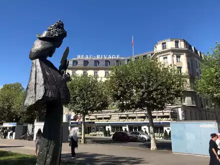 Das Sisi-Denkmal am Ufer des Genfer Sees, wo die österreichische Kaiserin 1898 ermordet wurde. - Foto: Christiane Oelrich/dpa