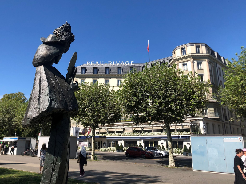 Das Sisi-Denkmal am Ufer des Genfer Sees, wo die österreichische Kaiserin 1898 ermordet wurde. - Foto: Christiane Oelrich/dpa