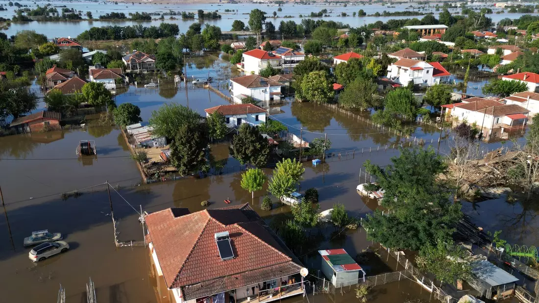 Blick auf die überschwemmte Stadt Palamas. - Bild: Vaggelis Kousioras/AP/dpa