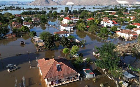Blick auf die überschwemmte Stadt Palamas. - Foto: Vaggelis Kousioras/AP/dpa