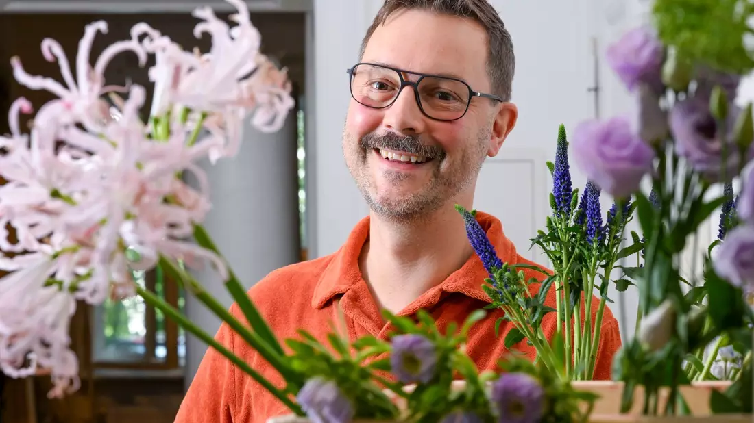 Der Florist Nicolaus Peters hat Floristik-Weltmeisterschaft in England gewonnen. - Bild: Jens Kalaene/dpa