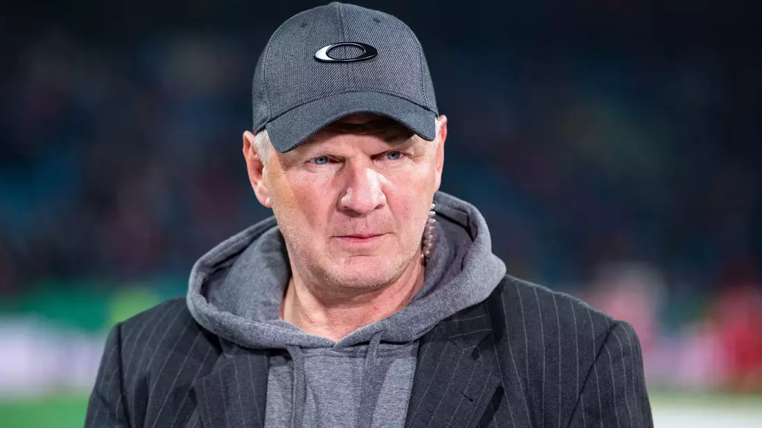 Stefan Effenberg ist nach dem ersten Halbjahr von Vincent Kompany als Bayern-Coach komplett überzeugt. - Bild: Guido Kirchner/dpa