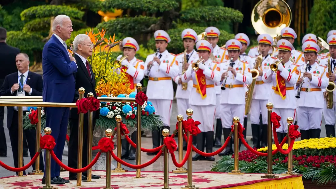 Joe Biden (l.) bei einer Begrüßungszeremonie mit Nguyen Phu Trong, Generalsekretär der Kommunistischen Partei Vietnams, im Präsidentenpalast. - Bild: Evan Vucci/AP/dpa