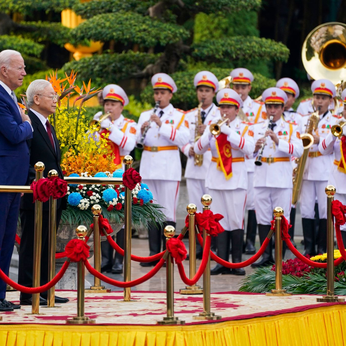 Joe Biden (l.) bei einer Begrüßungszeremonie mit Nguyen Phu Trong, Generalsekretär der Kommunistischen Partei Vietnams, im Präsidentenpalast. - Foto: Evan Vucci/AP/dpa