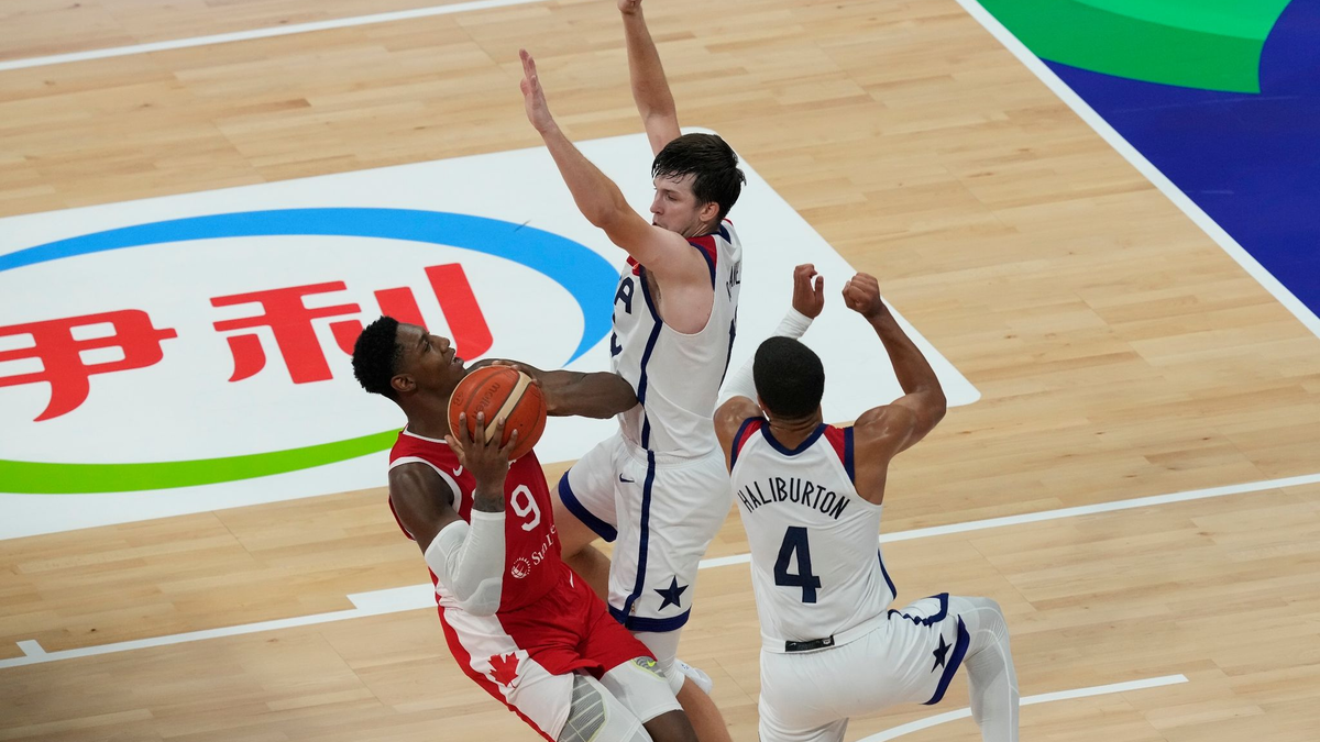 Die Kanadier um RJ Barrett (l) setzten sich gegen die US-Amerikaner um Austin Reaves (M.) und Tyrese Haliburton durch. - Foto: Aaron Favila/AP/dpa