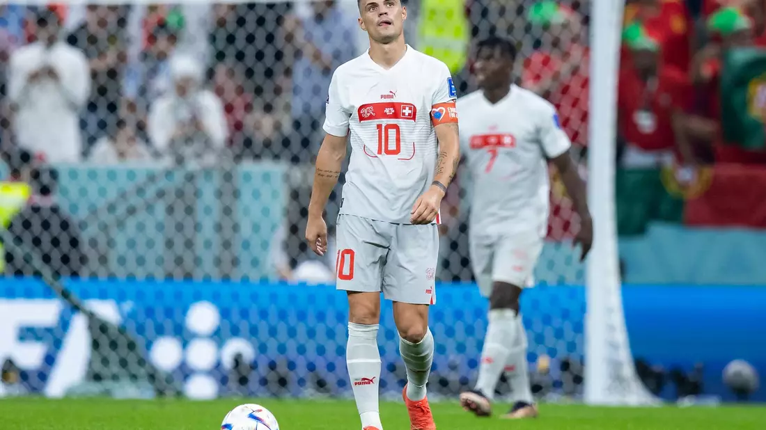Der Schweizer Kapitän Granit Xhaka (l) fand klare Worte. - Bild: Tom Weller/dpa