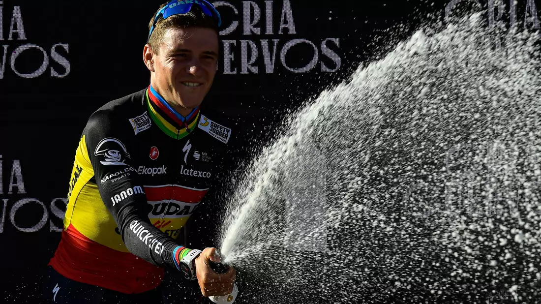 Remco Evenepoel feiert seinen zweiten Etappensieg bei der Vuelta. - Bild: Alvaro Barrientos/AP/dpa