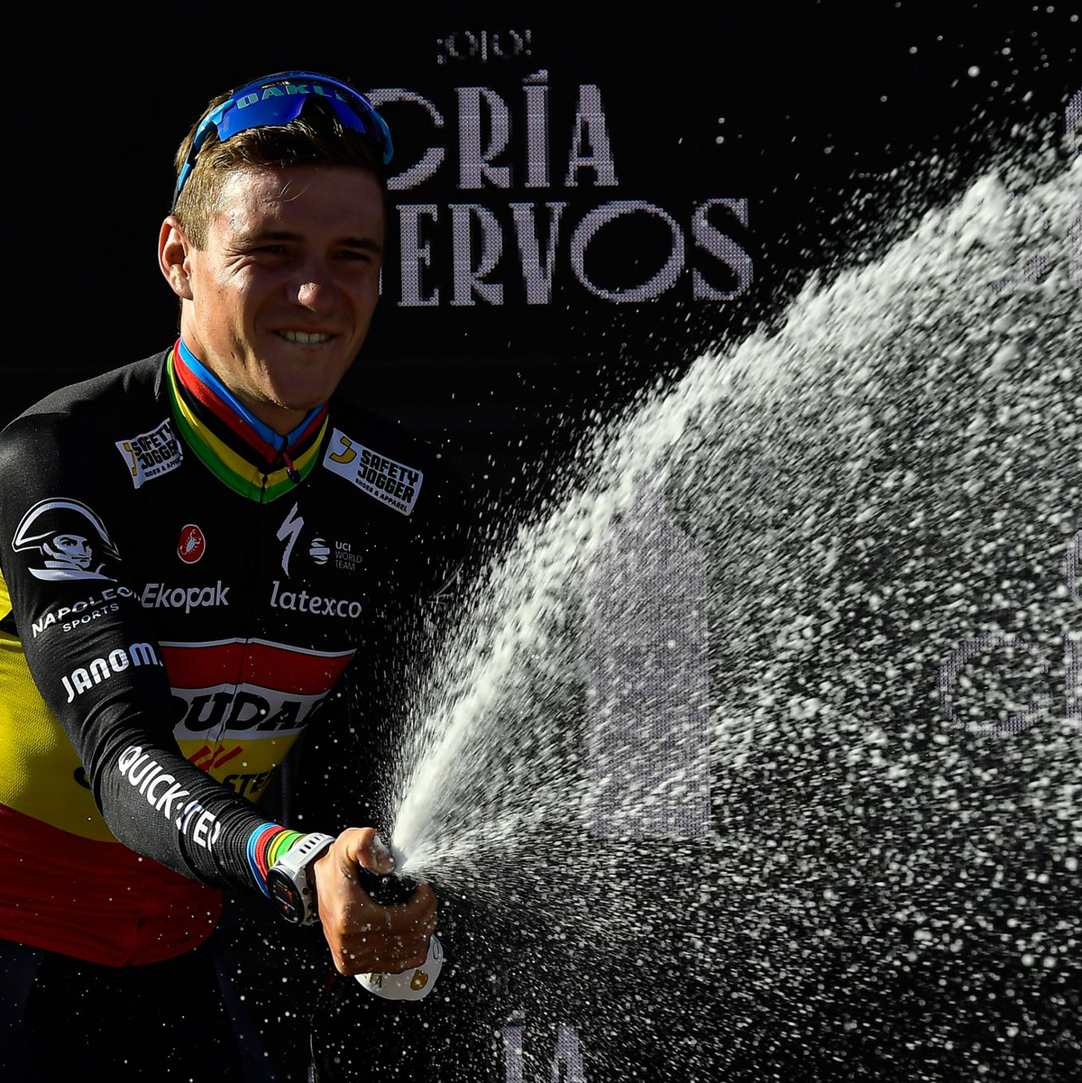 Remco Evenepoel feiert seinen zweiten Etappensieg bei der Vuelta. - Foto: Alvaro Barrientos/AP/dpa