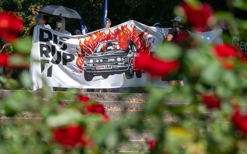 Aktivisten halten ein Banner bei der Abschlussdemonstration gegen die Automesse IAA MOBILITY 2023. - Foto: Stefan Puchner/dpa