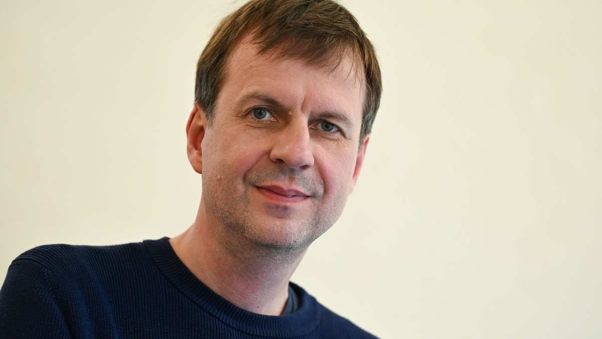 Der Autor Bov Bjerg hat eine gruselige Dystopie entworfen. - Foto: Arne Dedert/dpa