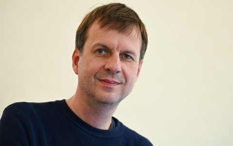 Der Autor Bov Bjerg hat eine gruselige Dystopie entworfen. - Foto: Arne Dedert/dpa