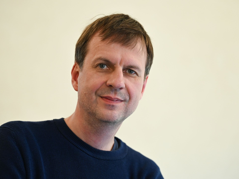 Der Autor Bov Bjerg hat eine gruselige Dystopie entworfen. - Foto: Arne Dedert/dpa